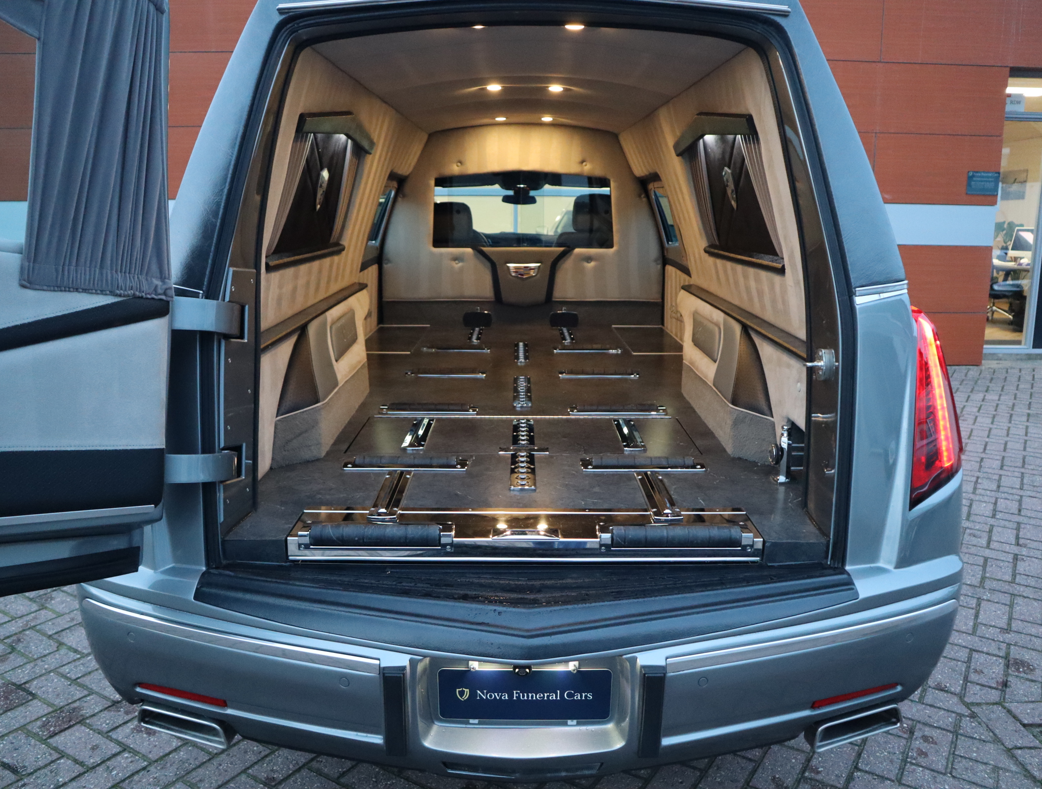 Interieur en kistruimte van de Cadillac XT5 Phoenix rouwauto