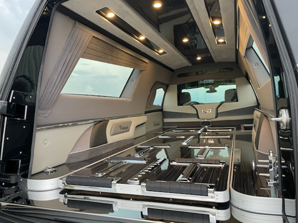 Interieur en kistruimte van de Cadillac XT5 Phoenix-C rouwauto