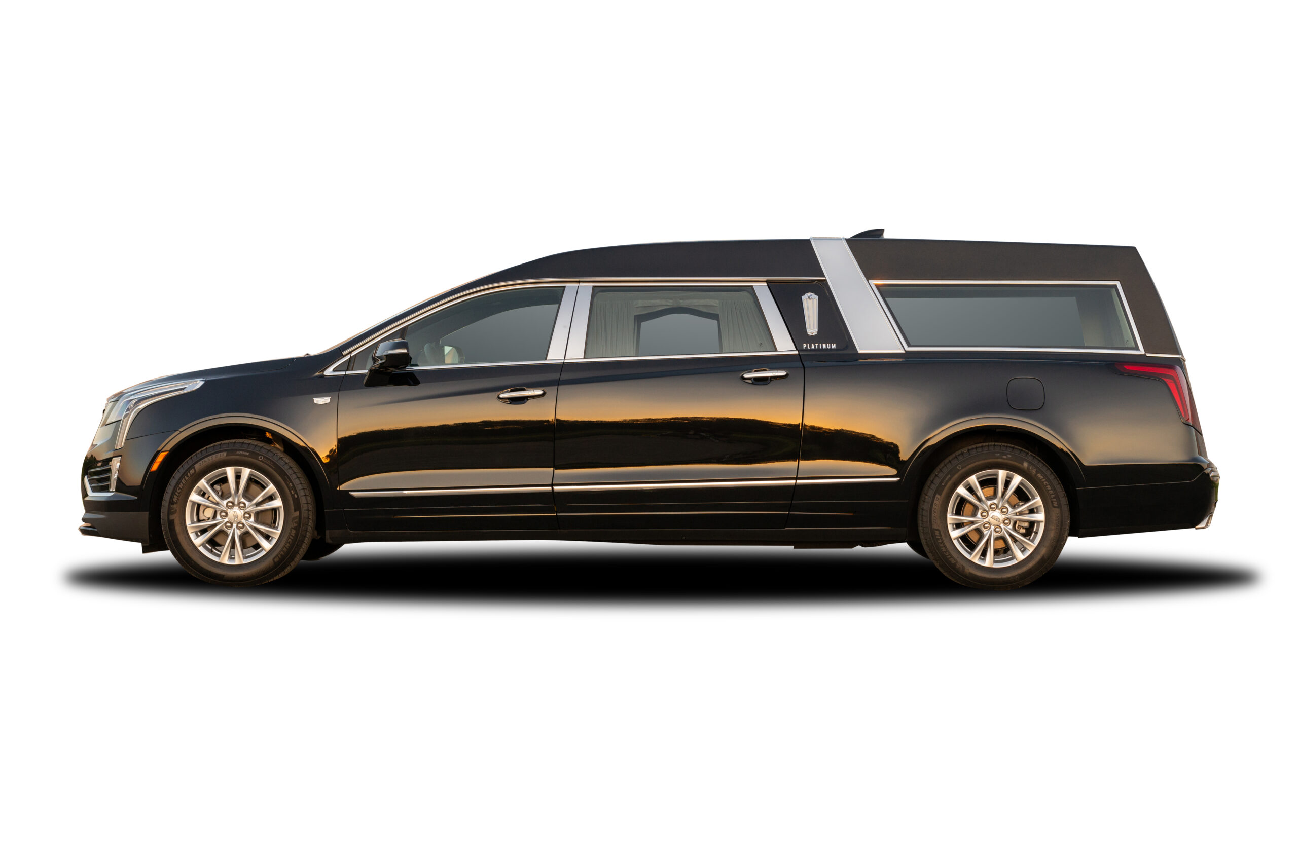 Zijaanzicht van de Cadillac XT5 Phoenix-R rouwauto