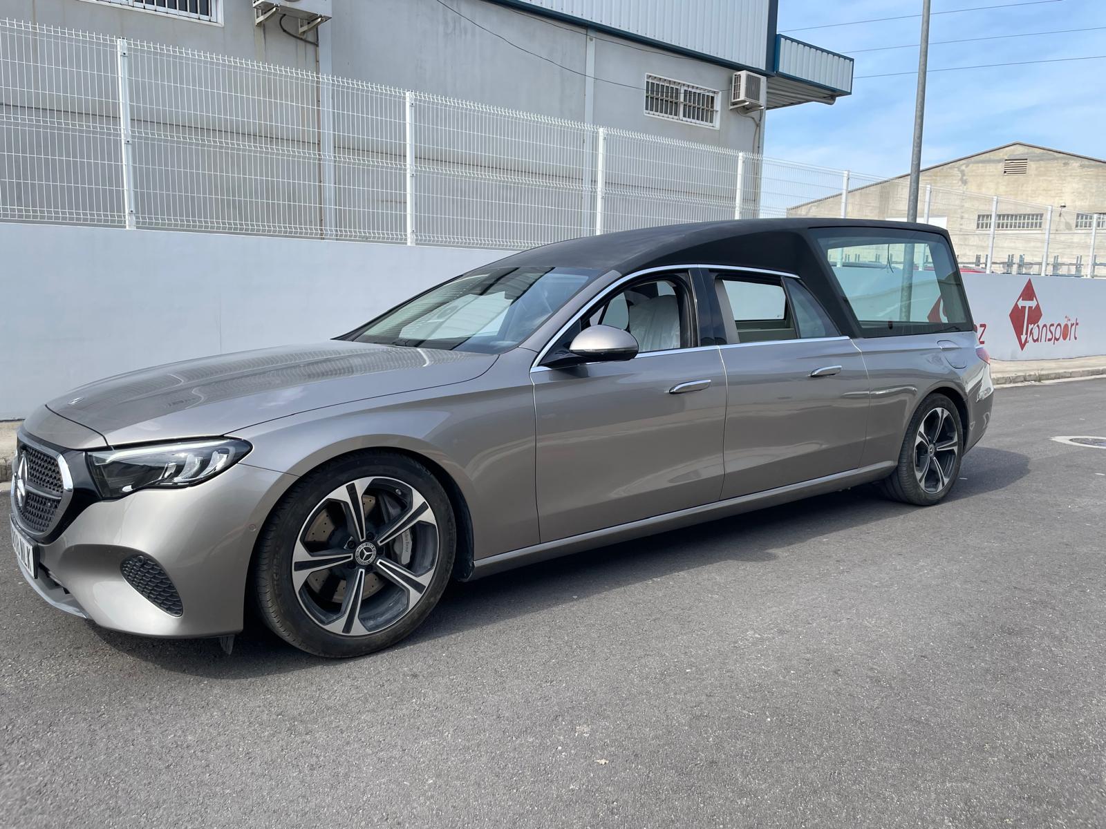 Zijaanzicht van de Mercedes-Benz E-Klasse 214 5-deurs rouwauto