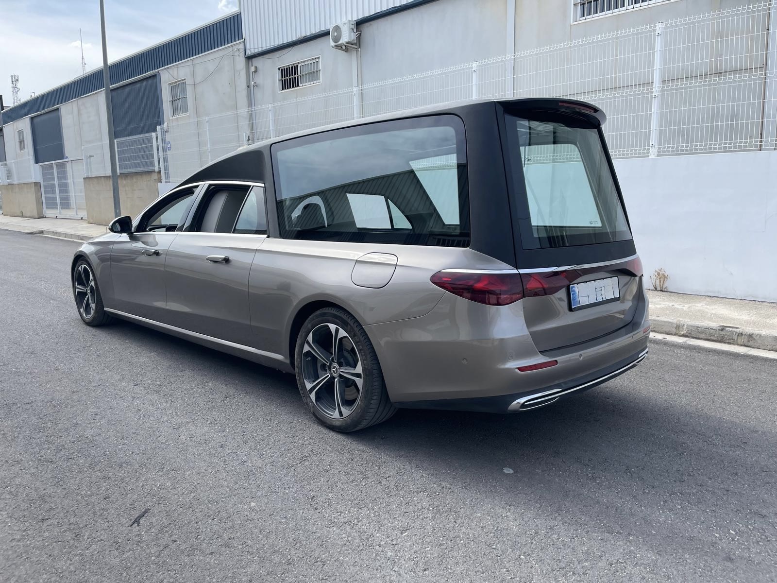 Interieur en kistruimte van de Mercedes-Benz E-Klasse 214 5-deurs rouwauto