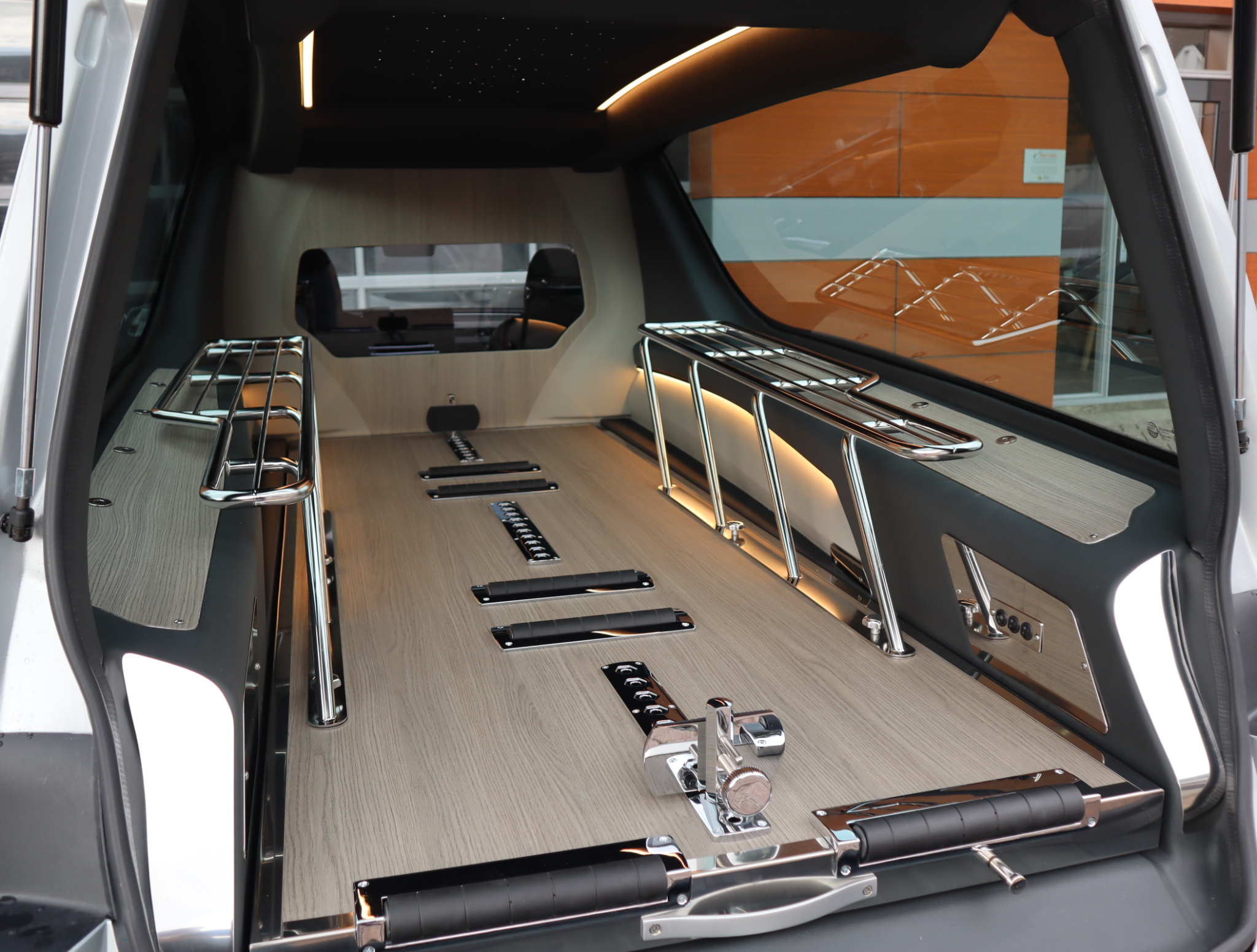 Interieur en kistruimte van de Tesla Model 3 E-Hearse rouwauto