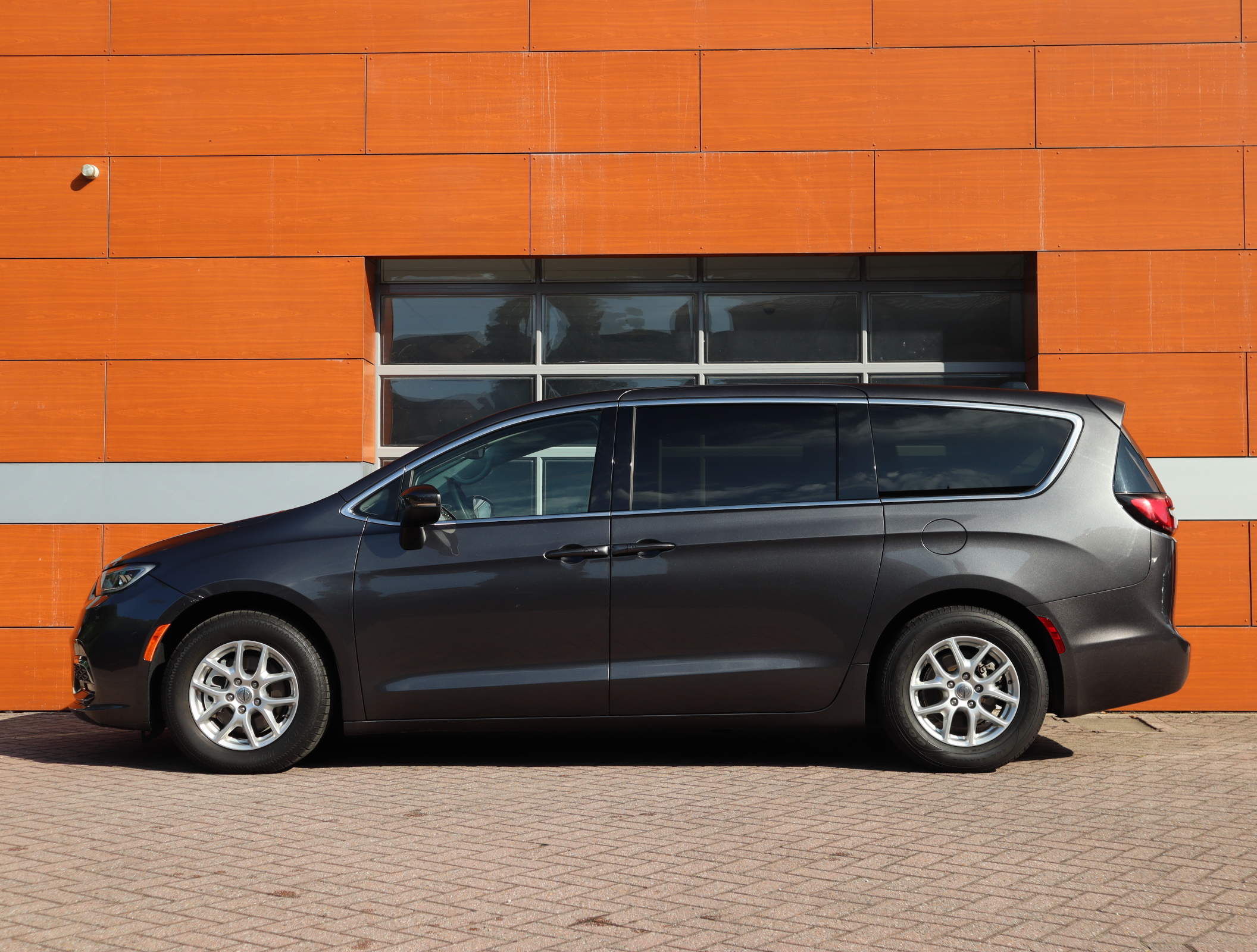 Zijaanzicht van de Chrysler Pacifica Instra Multi-Hearse