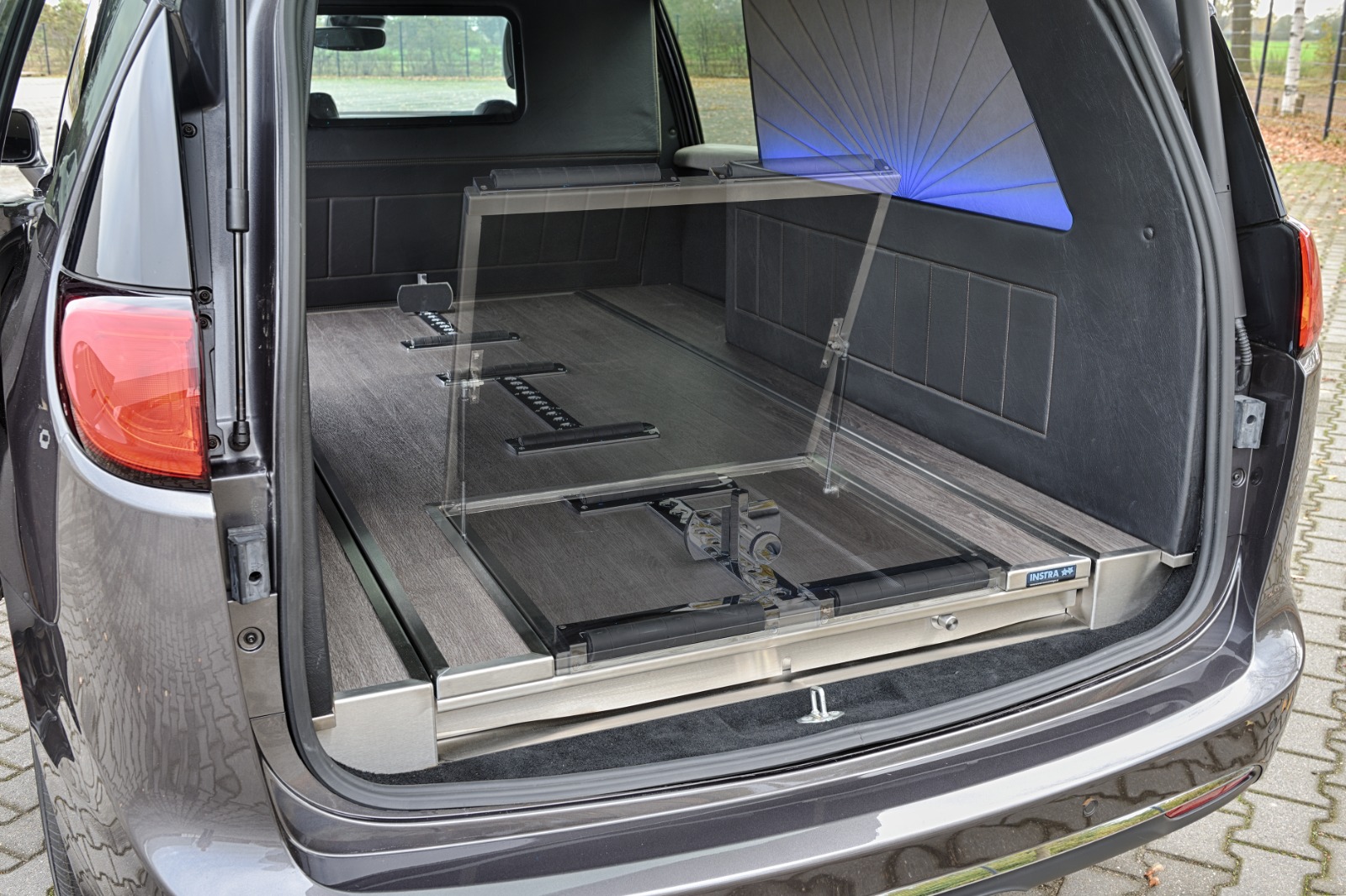 Interieur en kistruimte van de Chrysler Pacifica Instra Multi-Hearse