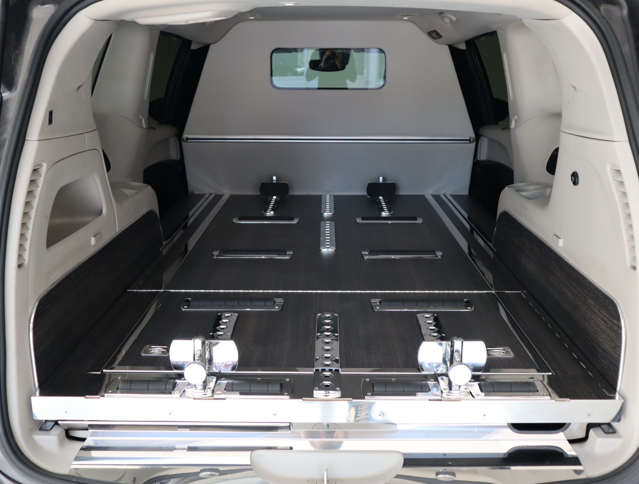 Interieur en kistruimte van de Chrysler Pacifica Nova Multi-Hearse
