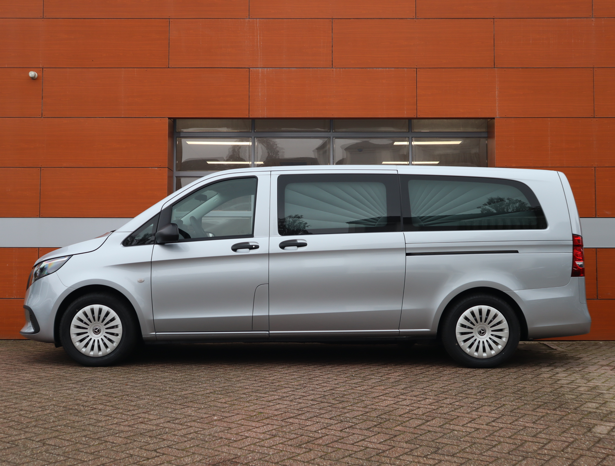 Zijaanzicht van de Mercedes-Benz Vito V-Klasse EQV overbrengauto