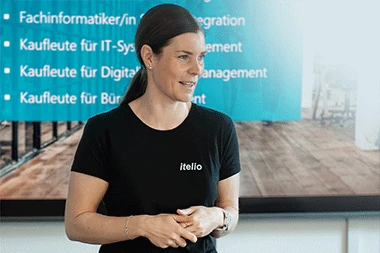 Junge Mitarbeiter von itelio bei einer gemeinsamen Besprechung mit Personalmanagerin Julia Doetsch, Bild 1 von 5.