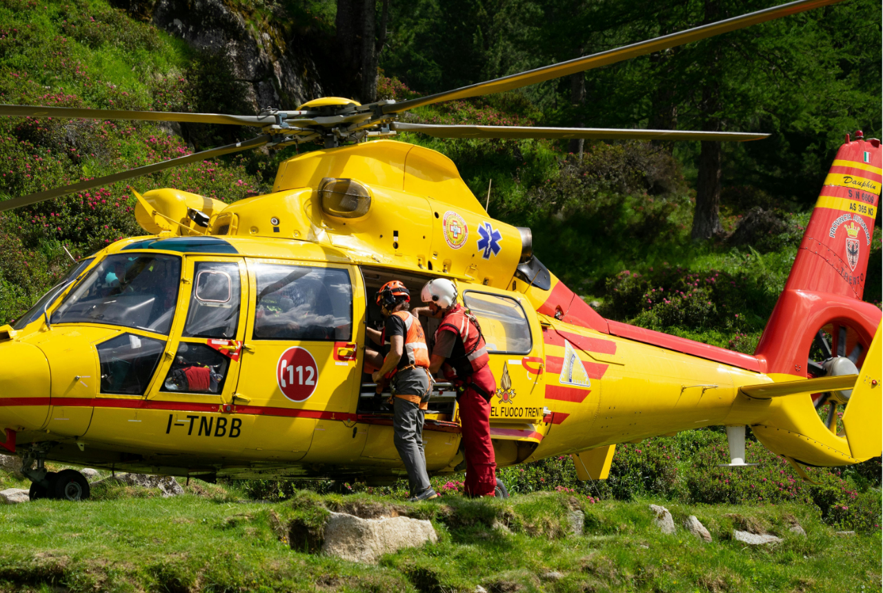 Hélicoptère de secours médical en opération de sauvetage. Illustration de la gestion de cas d’urgence et du rôle clé du case management dans l’assistance internationale.