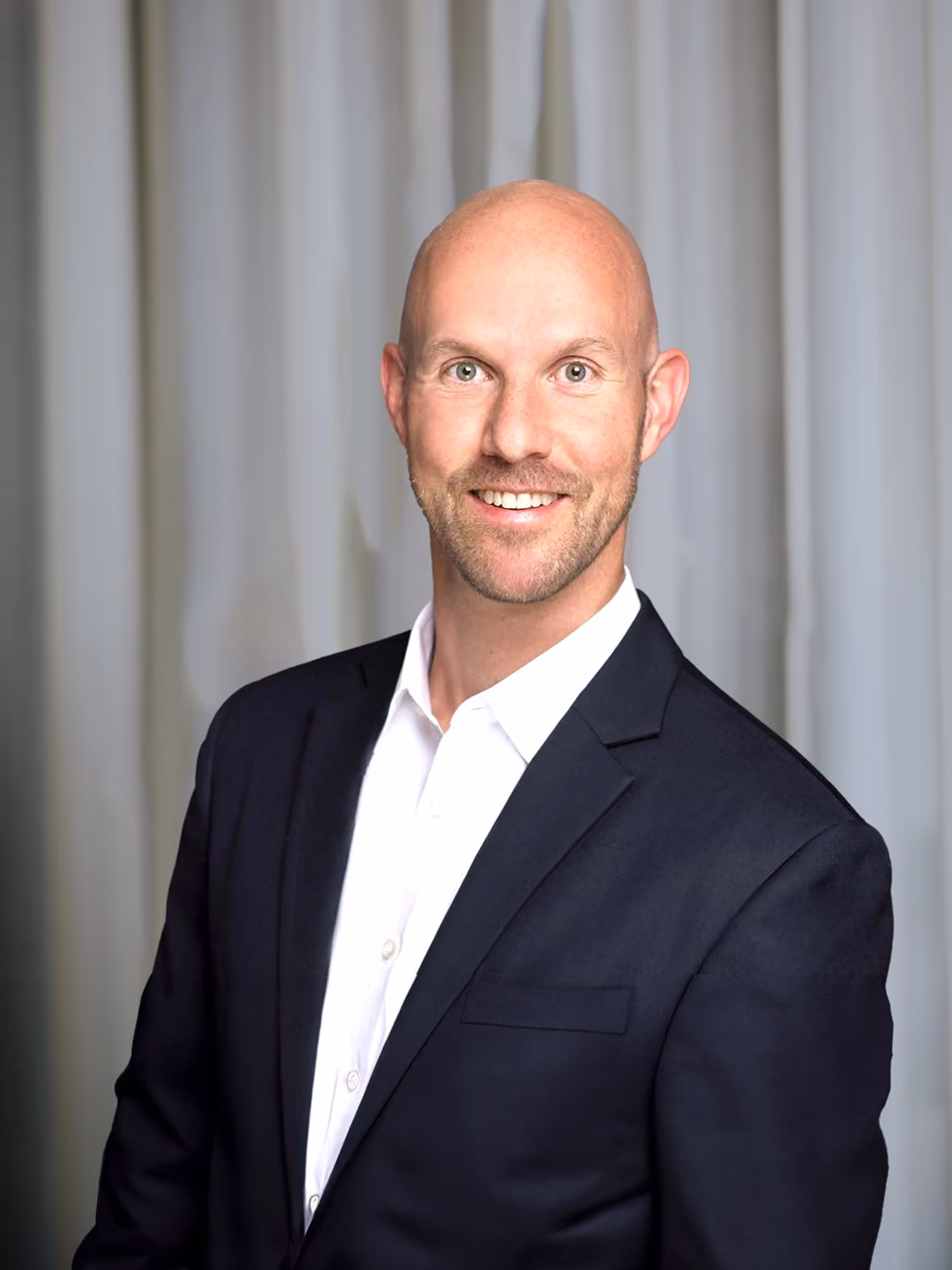 Portræt af en medarbejder fra Cleardox-teamet, der smiler og ser direkte ind i kameraet, klar til at hjælpe med sikkerhed og digital dokumenthåndtering.