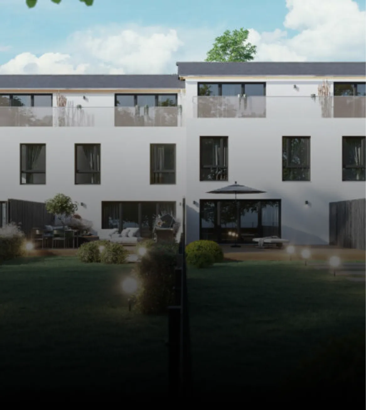 Zwei moderne Reihenhäuser mit Terrassenmöbeln, Sonnenschirm und beleuchtetem Garten bei Abenddämmerung.