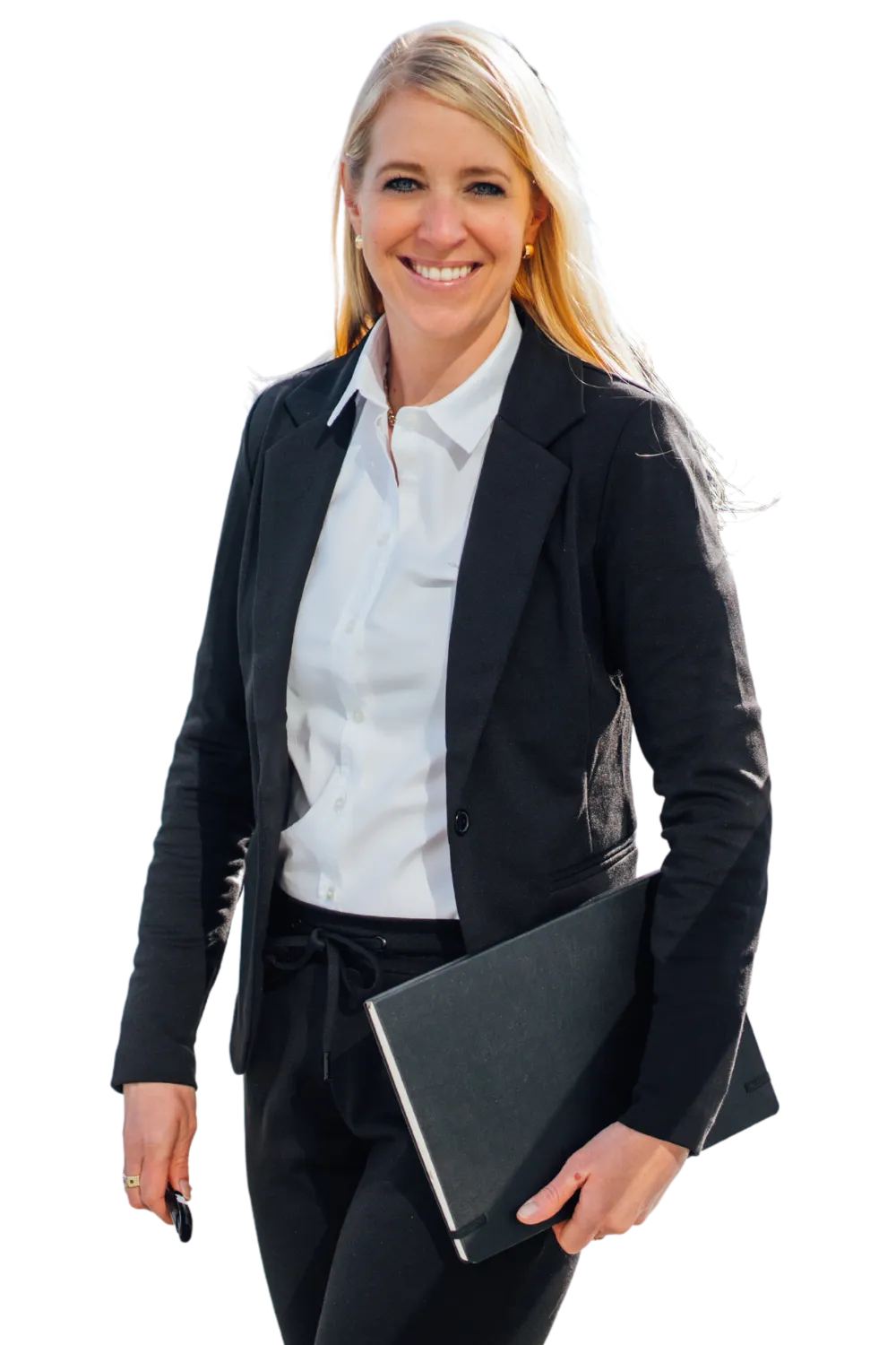 Lächelnde blonde Frau in schwarzem Blazer und weißem Hemd hält schwarzen Ordner.