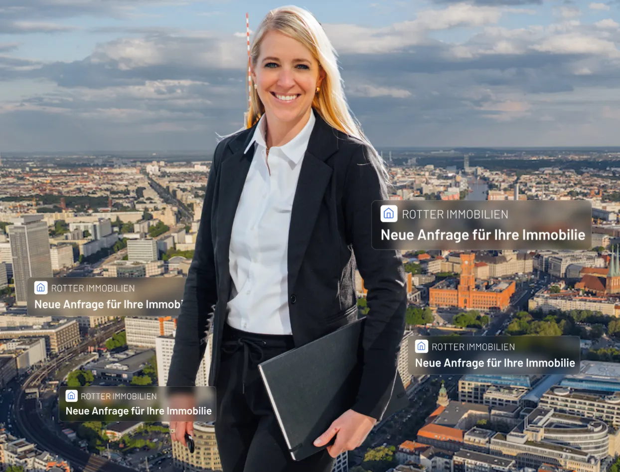 Geschäftsfrau mit schwarzem Anzug und weißem Hemd hält einen Laptop vor einer Stadtansicht mit Wolkenhimmel.