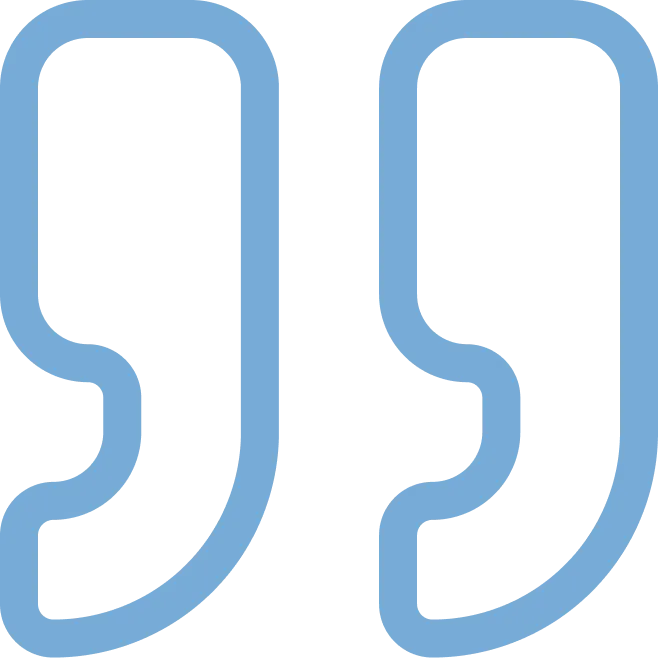 Große hellblaue öffnende und schließende Anführungszeichen als Grafik.