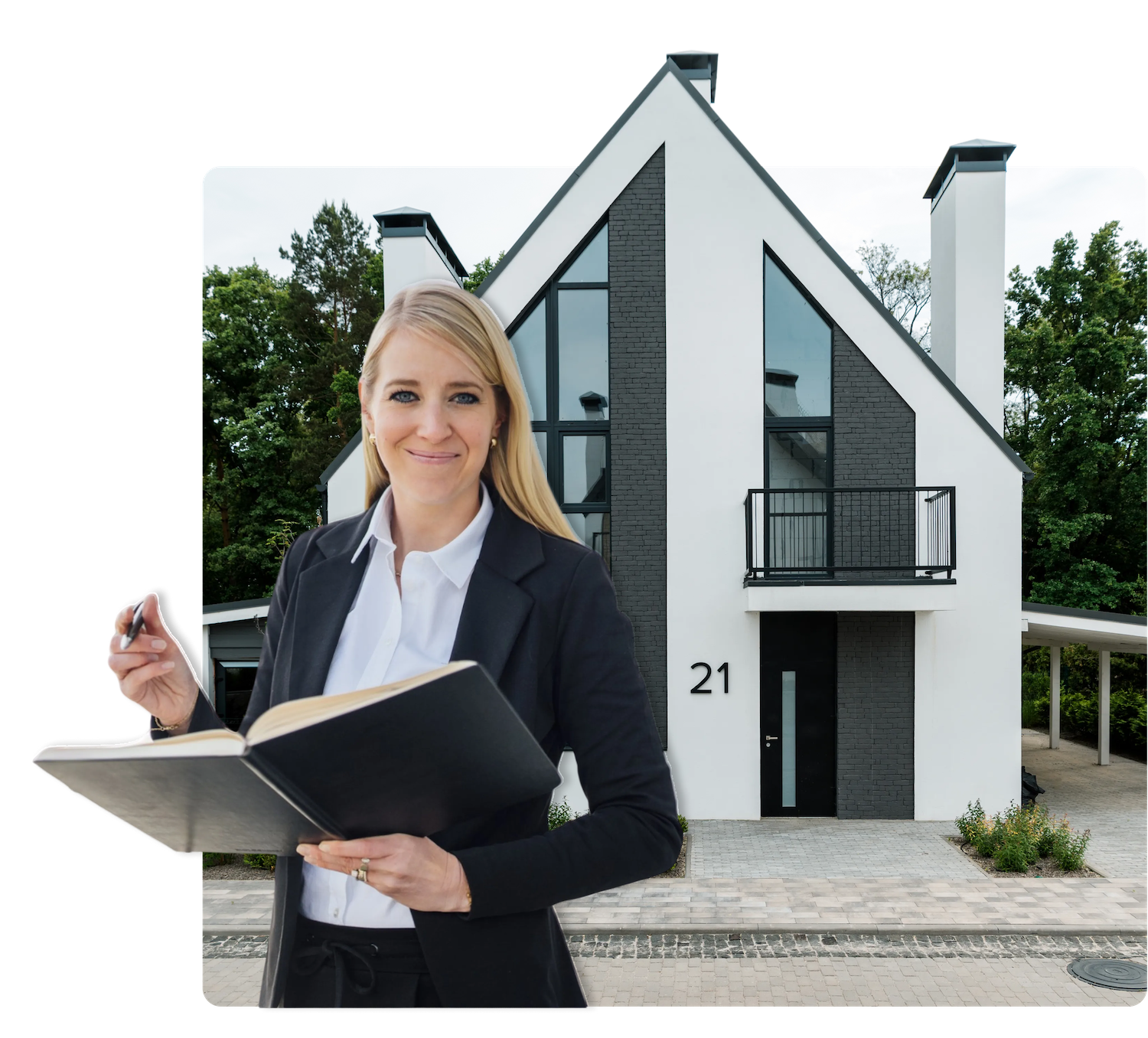 Frau im Anzug hält ein aufgeschlagenes Buch vor einem modernen Haus mit der Hausnummer 21.