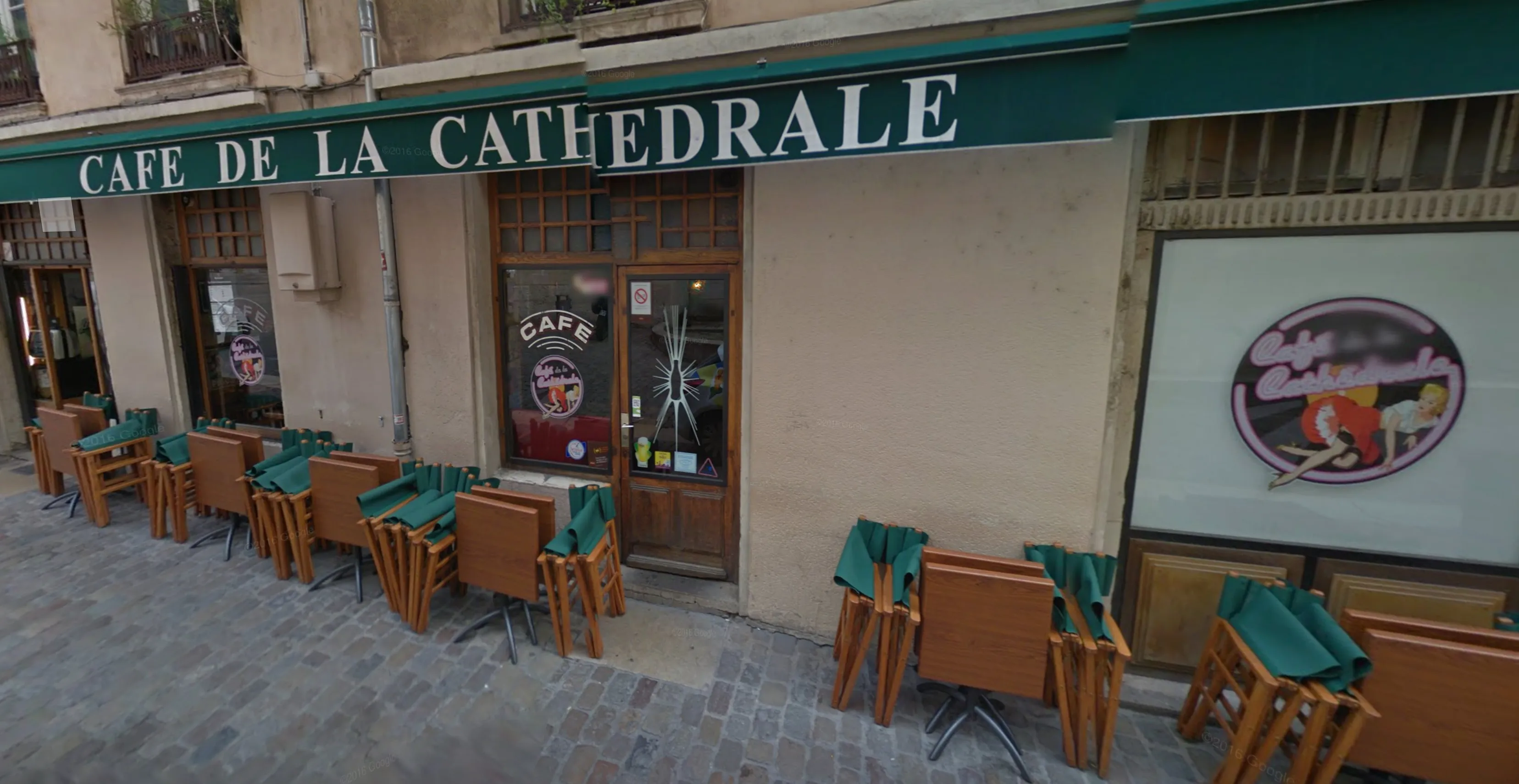 Devanture bar vieux lyon rue pavée