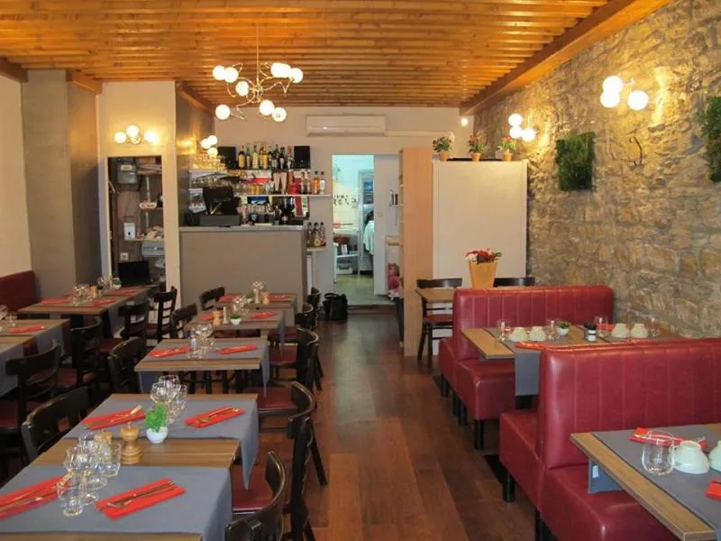 Entrée fleurie du Relais Bernard Loiseau 