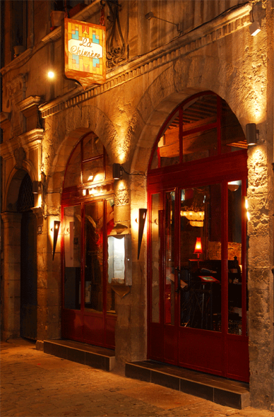Extérieur lumineux d'un restaurant du vieux lyon