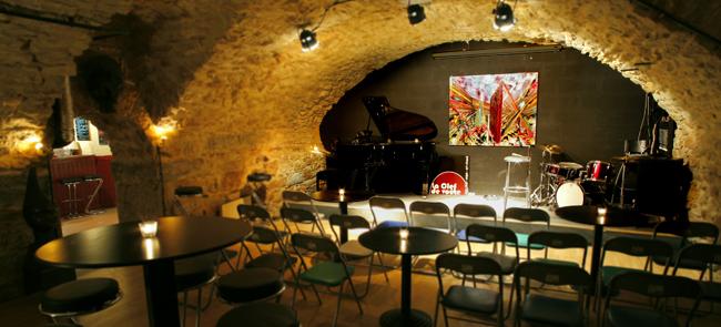 salle de musique live jazz avec divers instruments