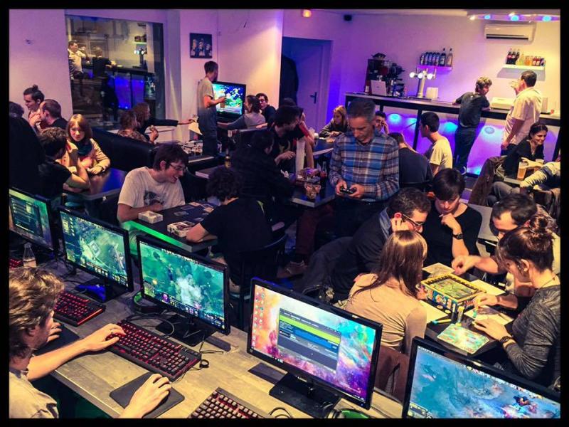 Photo de la salle du bar, avec ordinateurs allumés
