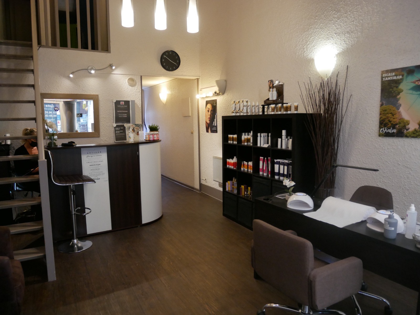 Intérieur salon de coiffure et de soins