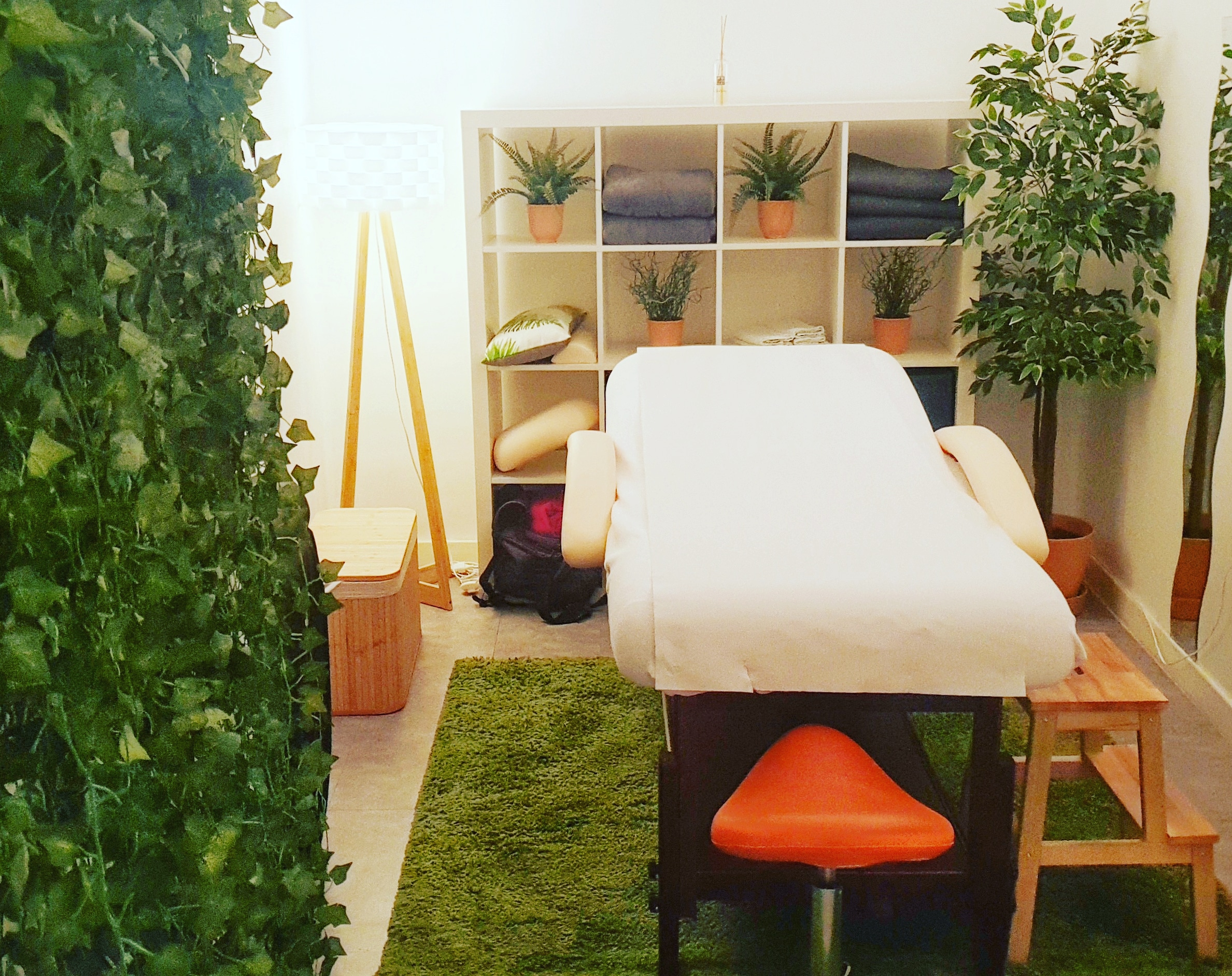 salon de réflexologie avec table de massage