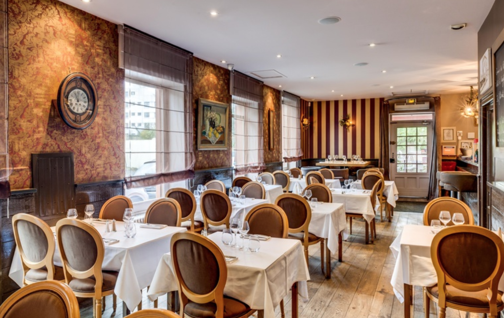 intérieur du restaurant avec les tables dressées 