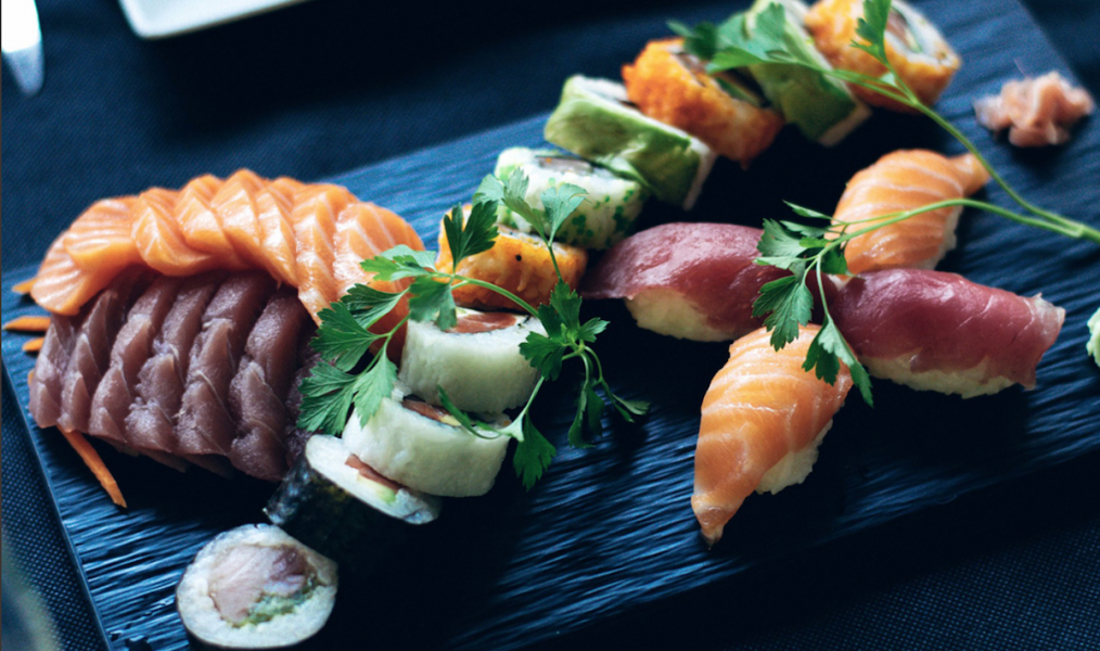 plateau de sushis et sashimis 