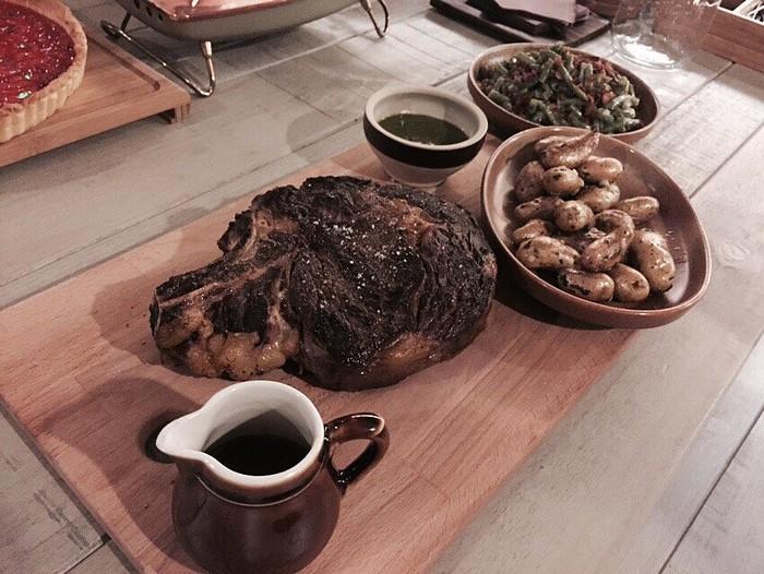 Pièce de viande et pomme de terre service traditionnel
