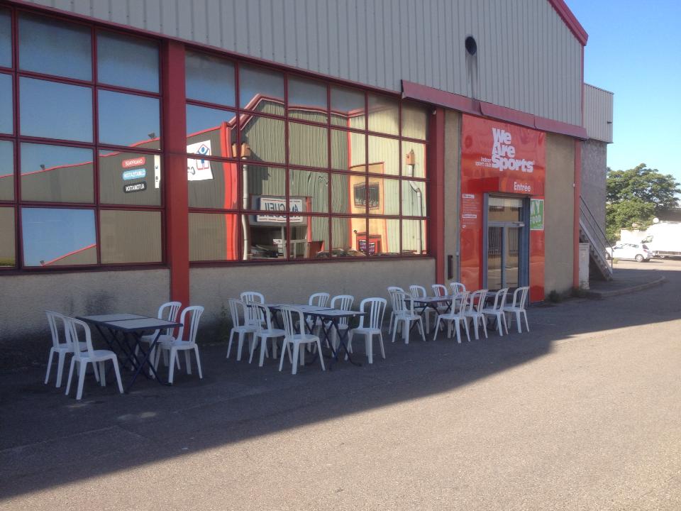 terrasse devant un gymnase