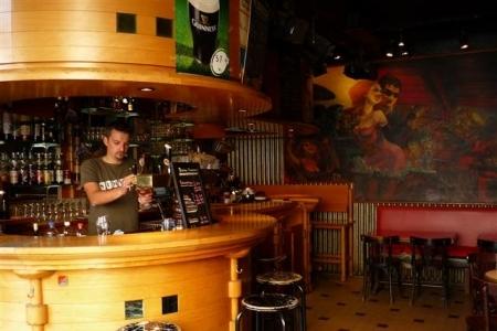 Barman servant une bière