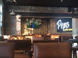 Mur en pierre et canapé en cuir dans le bar