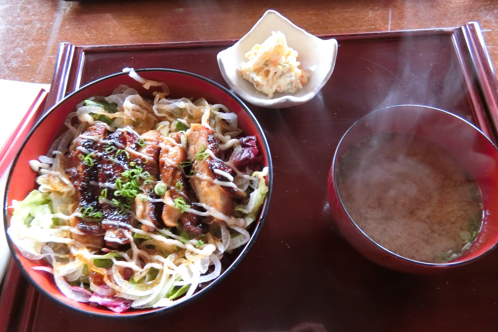 salade et soupe miso chaude