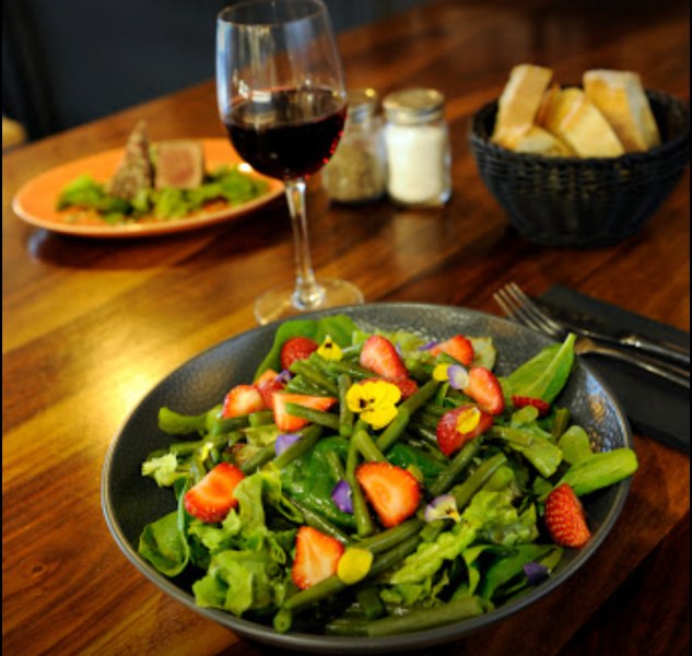 Salade de légumes et verre de vin