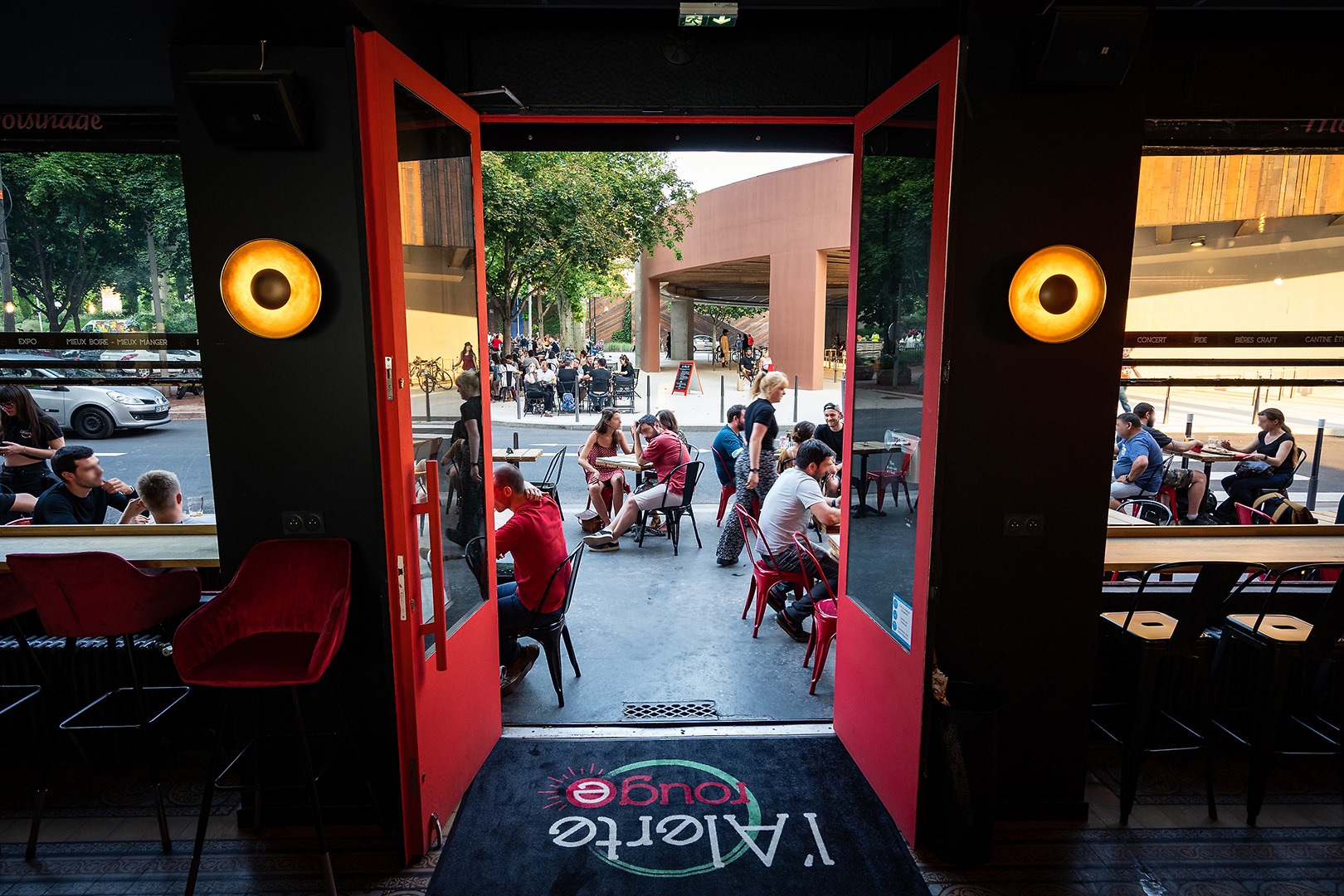 entrée d'un bar vue sur terrasse