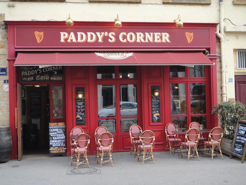devanture rouge d'un bar