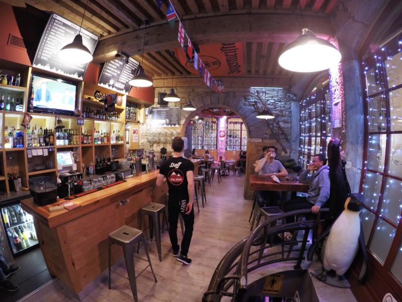 intérieur pierre bar et charpente