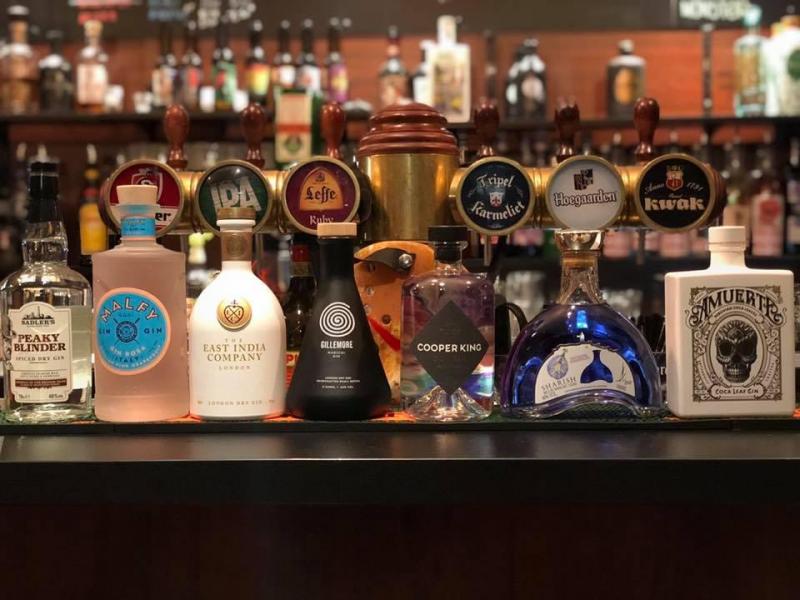 Bouteille de spiritueux sur un bar 