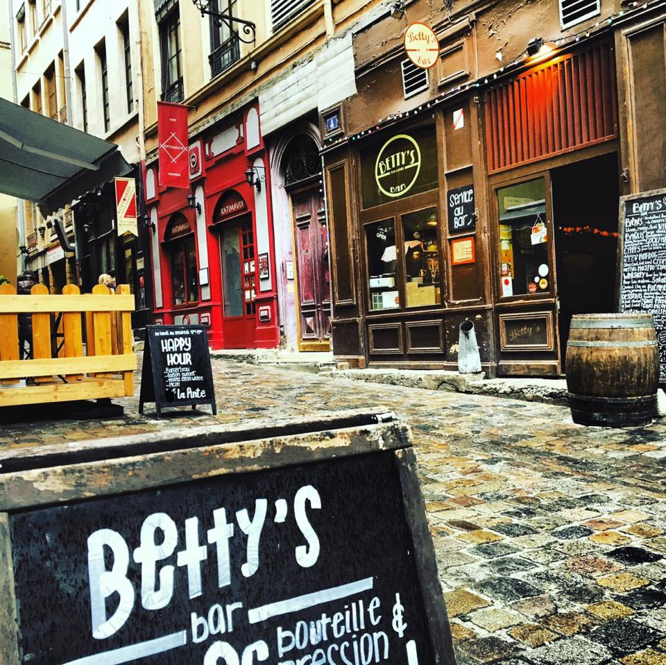 rue pavée mur en pierre