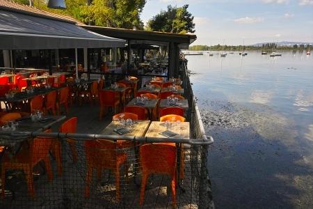 terrasse au bord de l'eau avec des tables