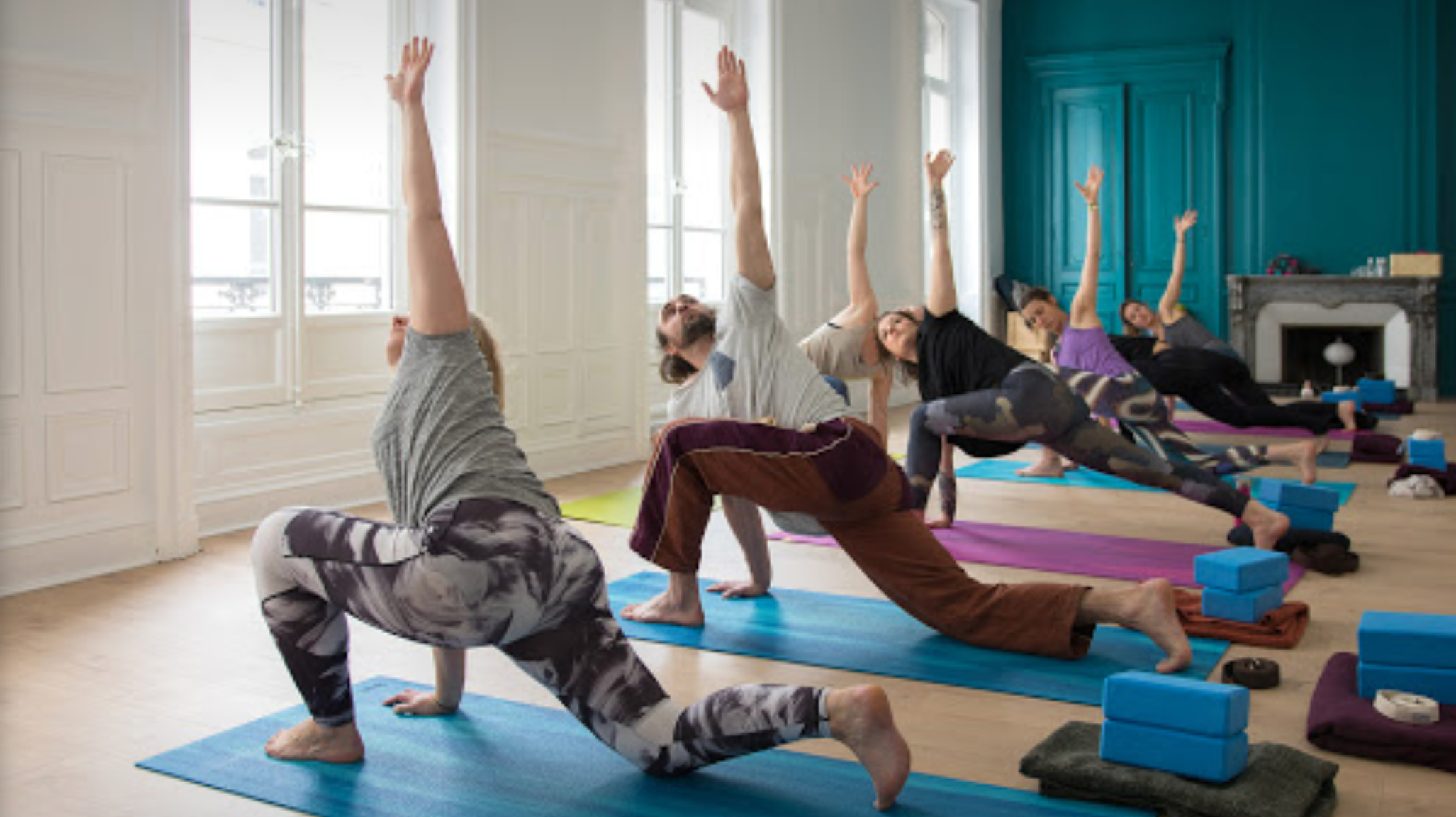 Personne en train de faire du yoga sur tapis