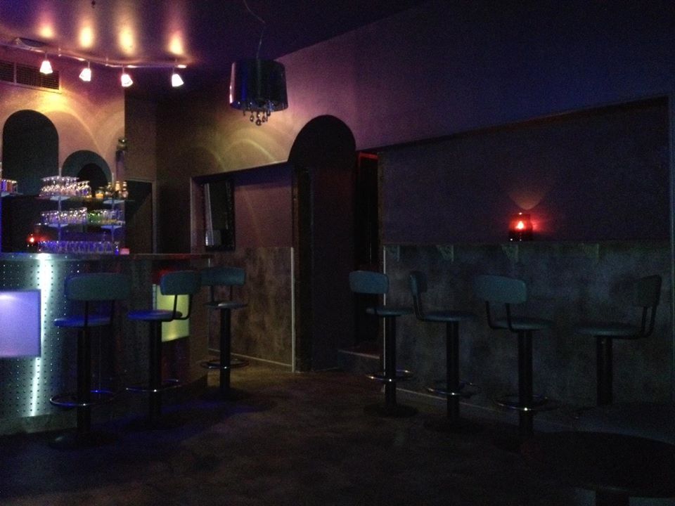 interieur avec bar et chaises 