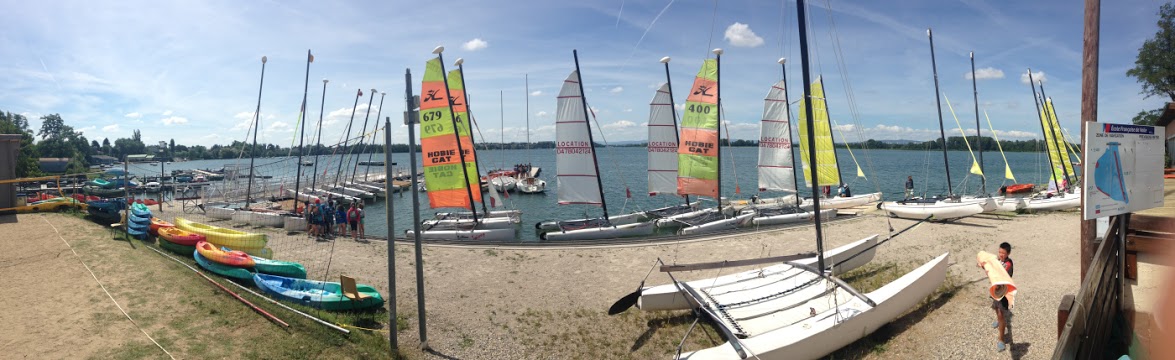 plage avec des bateaux au bord d'un lac 
