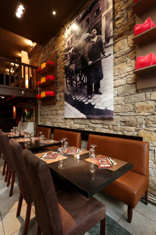 mur en pierre et décoration de restaurant