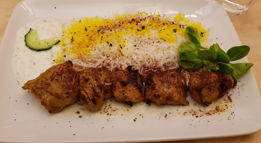 plat iranien avec riz et viande