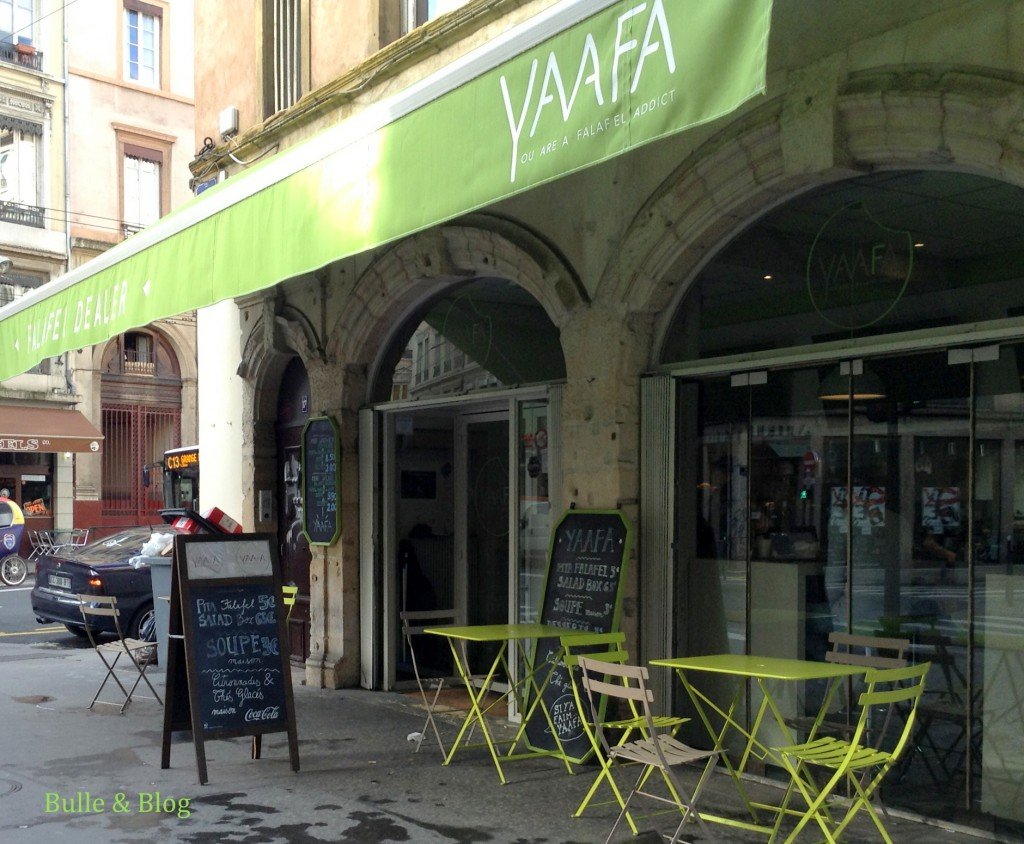 terrasse du Yaafa avec petites tables vertes