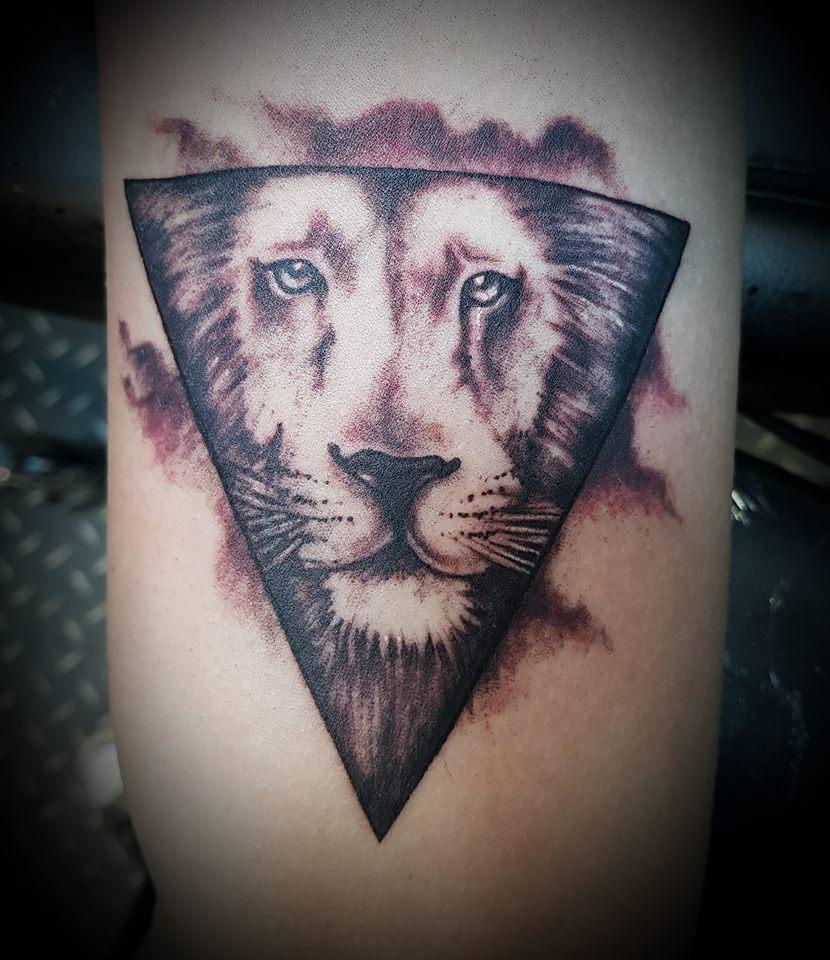 tatouage de lion sur bras