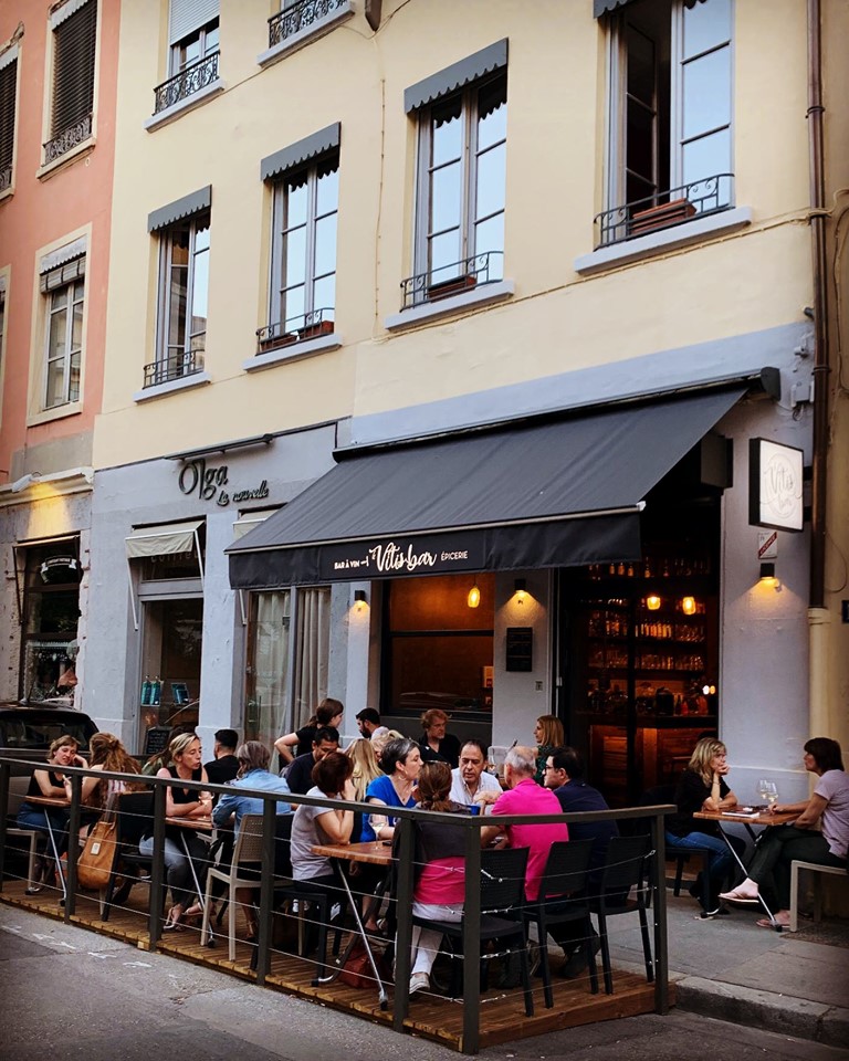 Devanture du bar, avec terrasse 