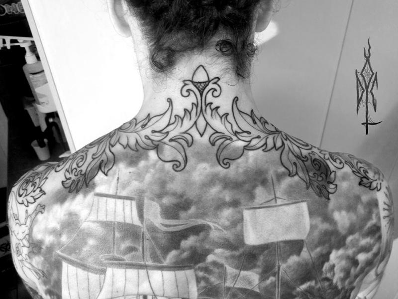 Le dos d'une personne tatoué