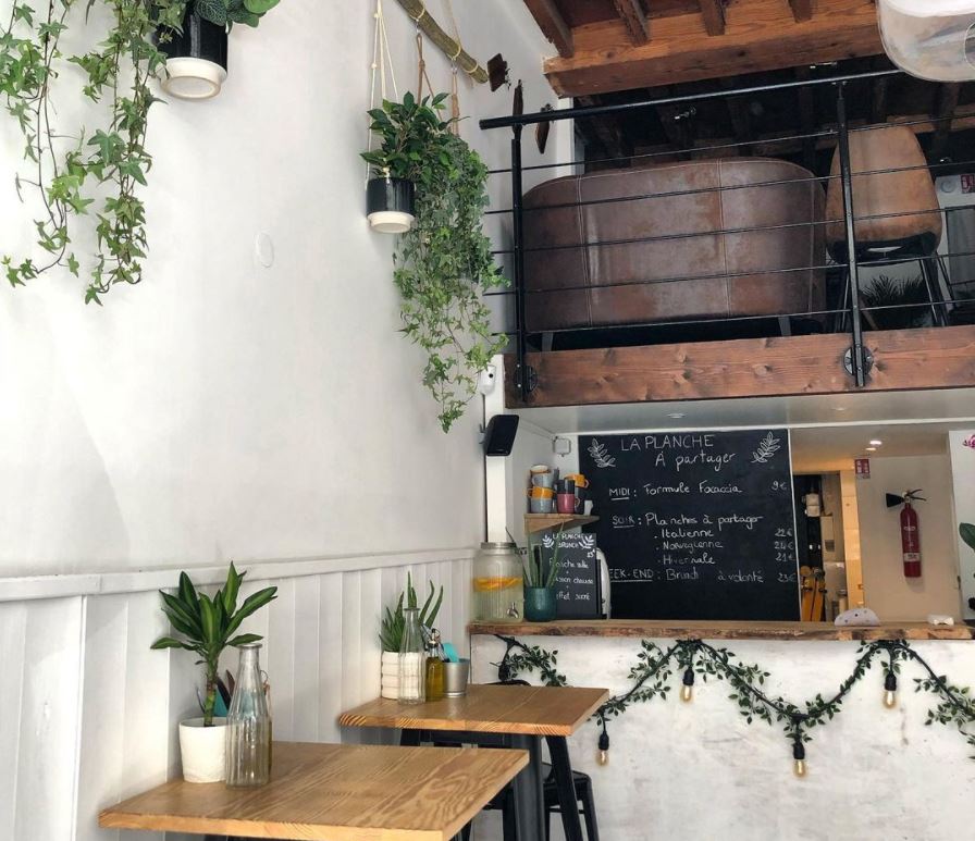 Intérieur bar bois et table