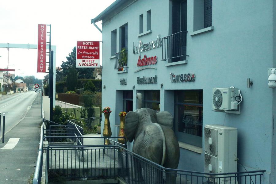Dévanture d'un restaurant indien avec une statue d'un éléphant